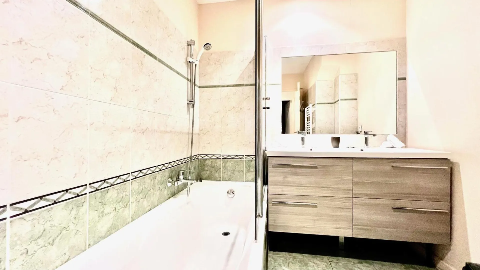 Apartment Aparthotel Riviera - Hotel Des Postes 2 - City Center Massena Nice