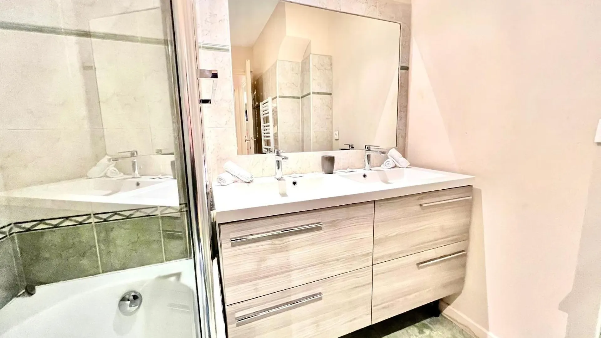 Aparthotel Riviera - Hotel Des Postes 2 - City Center Massena Nice France